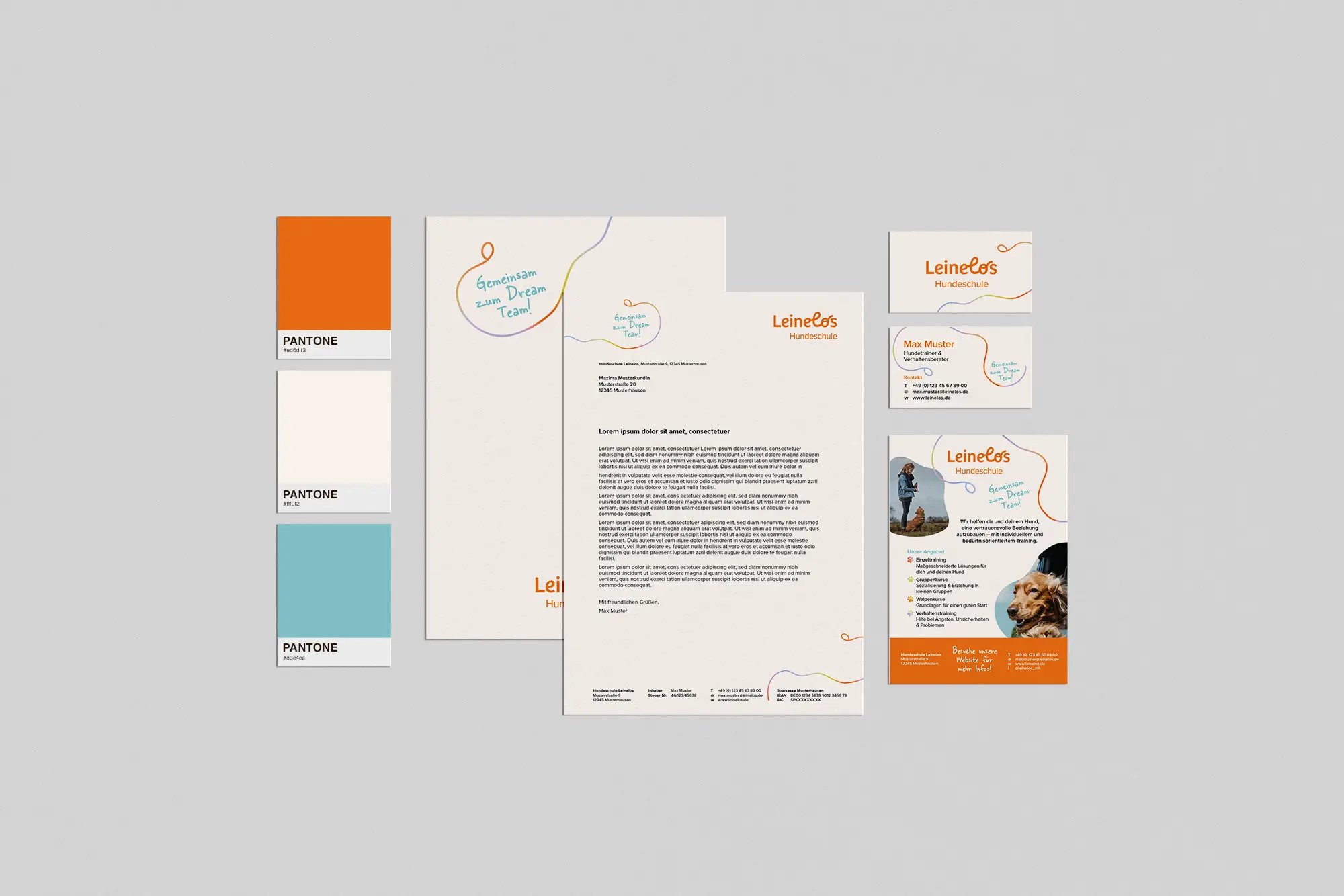 Logo Design und Geschäftsausstattung für Leinelos eine lokale Hundeschule. Zusehen sind drei Farben als Pantonekarten, Orange, Türkis und Beige. Ausserdem liegt Geschäftspapier, Visitenkarten und ein Flyer auf dem grauen Hintergrund.