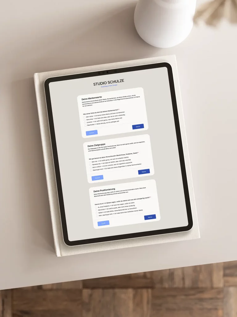 Tablet liegt auf einem Tisch, auf dem Bildschirm ein Formular mit der Überschrift „Brand Clarity Quiz“ und mehreren Fragen.