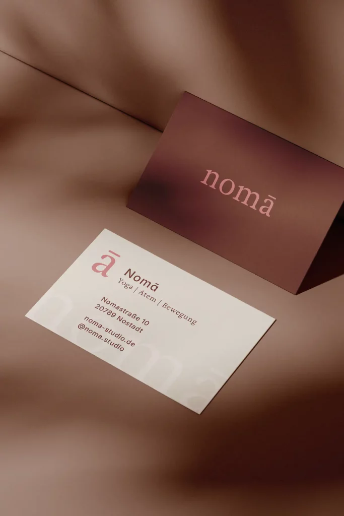 Visitenkarte mit Logo „nomā“, Text „Yoga | Atem | Bewegung“ sowie Adresse, Website und Instagram-Handle.