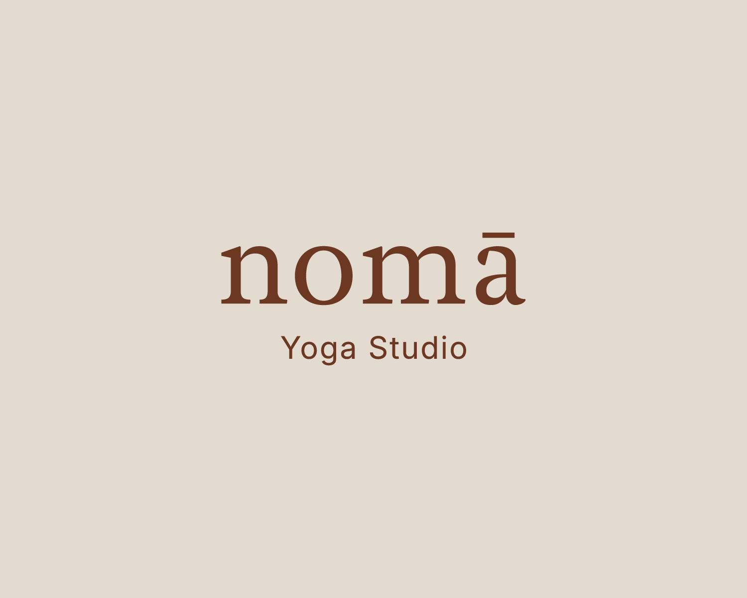 Yoga Studio Logo Design "nomā" in brauner Serifenschrift auf beigem Hintergrund.
